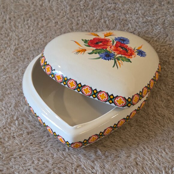 Ukrainian-style Hand-Painted Heart Ceramic Trinket Box - Picture 4 of 5